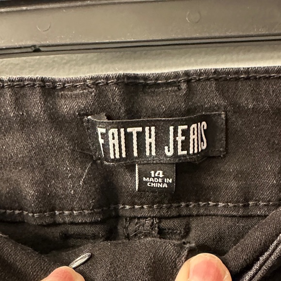 Elegant Black Women's Capris - Picture 2 of 5